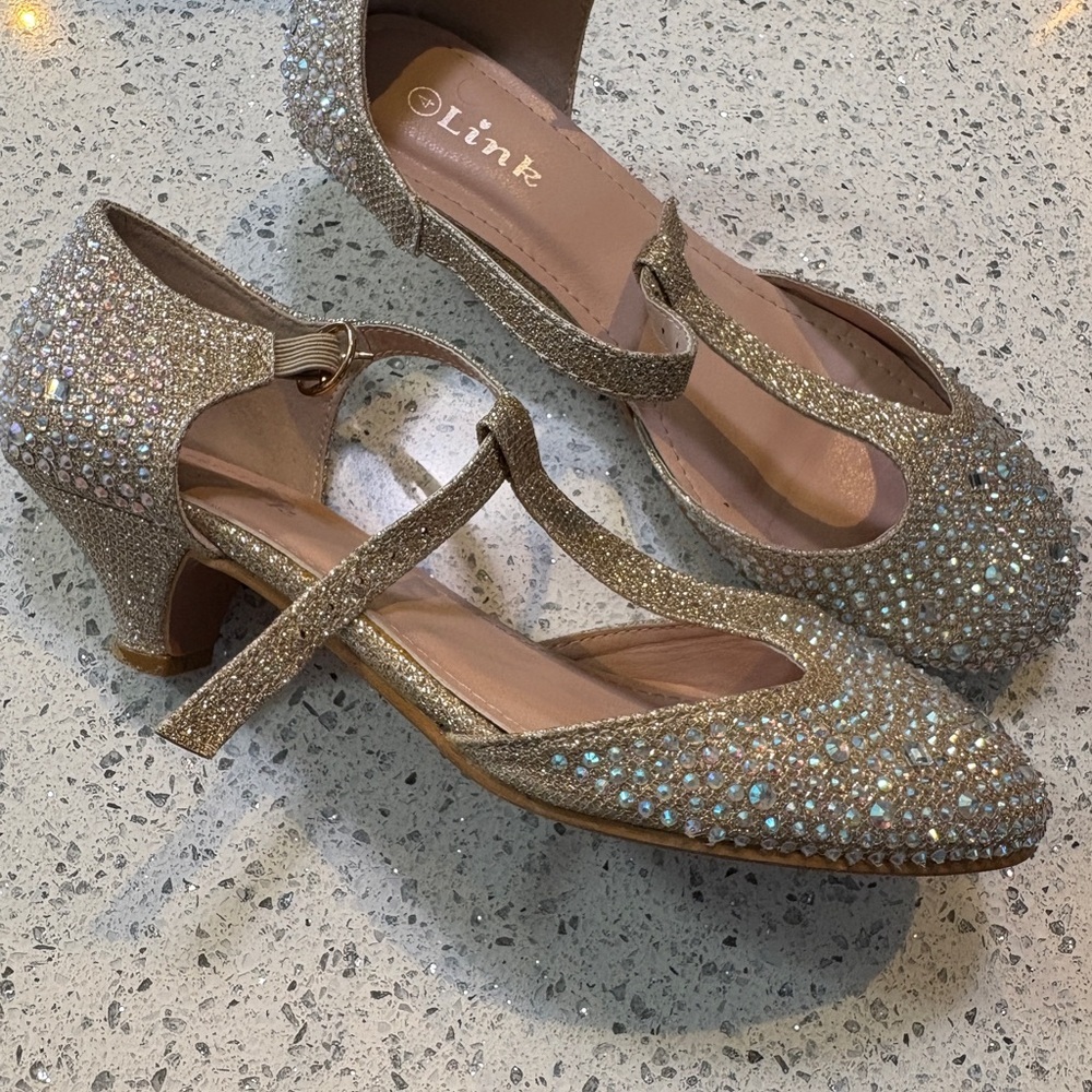 Link girls Glittering golden shimmer formal Shoes, with small heel. Sz 4Y